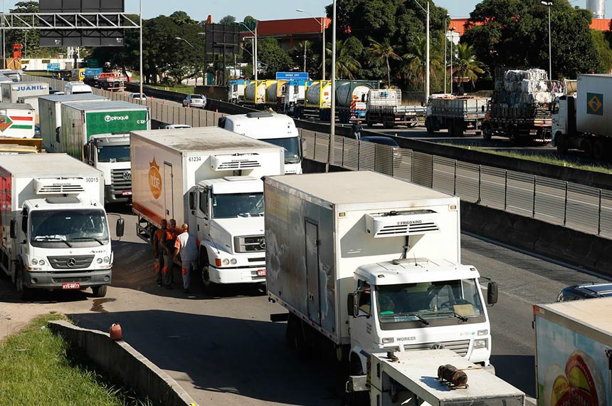 Bolsonaro apela para que caminhoneiros não façam greve
