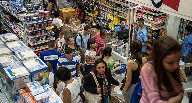 Comércio varejista cresce 0,6% em fevereiro, diz IBGE