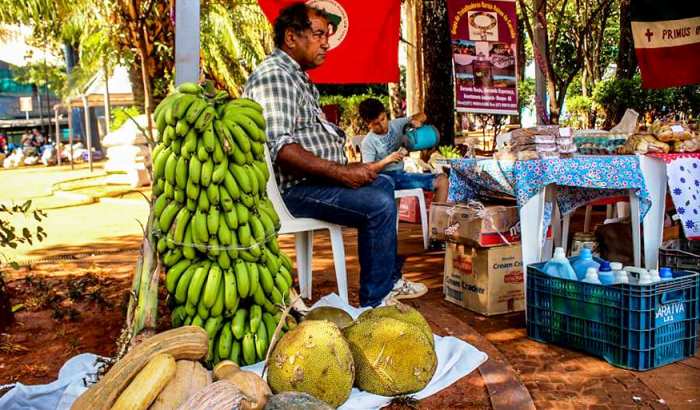 Feira da Reforma Agrária prossegue hoje na Praça Ary Coelho, com shows de “Tostão & Guarany” e “Sampri”