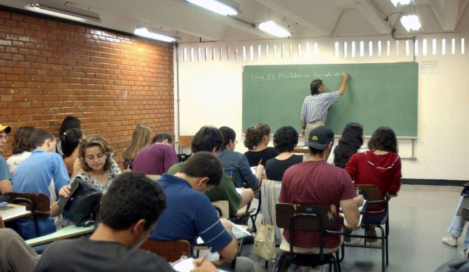 MEC recua de volta às aulas presenciais em universidades a partir de janeiro