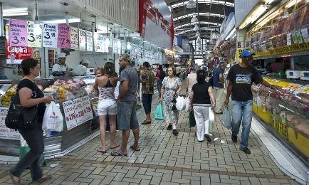 Serviços avançam e comércio recua participação na economia brasileira desde 1947