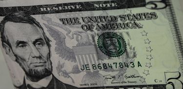Bolsa fecha em ligeira alta e dólar chega a R$ 3,73
