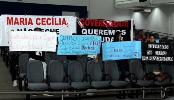 Pais e alunos manifestam revolta com fechamento de três escolas estaduais em Campo Grande, durante reunião na Câmara de Vereadores