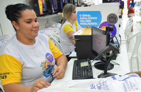 Setor de serviços cresce 0,8% de junho para julho no país, diz IBGE