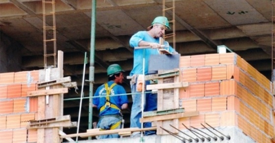 Sem obras públicas, trabalhadores da construção civil amargam baixos salários