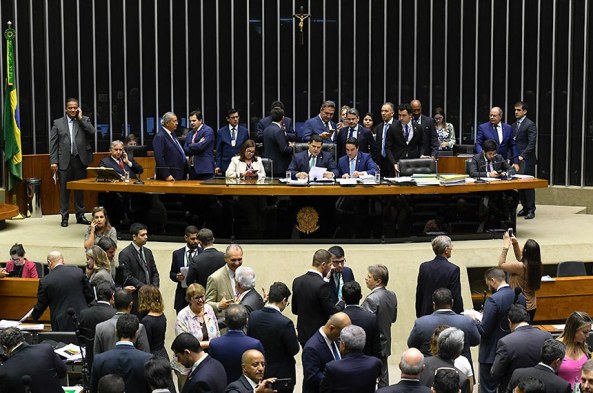 Congresso derruba veto de Bolsonaro sobre fake news eleitoral e mantém outros três
