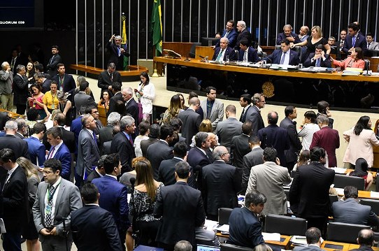 Emendas parlamentares pioram execução do orçamento federal, diz especialista