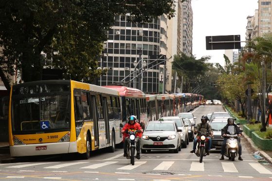 Locais onde moradores dependem do transporte público têm mais covid-19