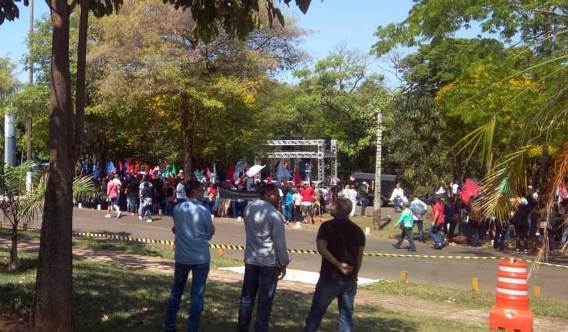 Trabalhadores da Educação fazem concentração no Parque dos Poderes enquanto Azambuja tenta inibir movimento usando a polícia
