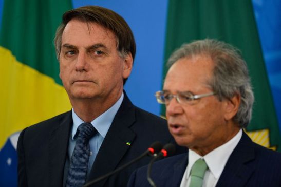 Auxílio Brasil: Guedes pede licença para gastar fora do teto; mercado responde com dólar em alta e bolsa de valores caindo
