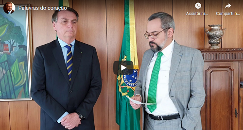 Abraham Weintraub anuncia saída do Ministério da Educação em vídeo ao lado de Bolsonaro