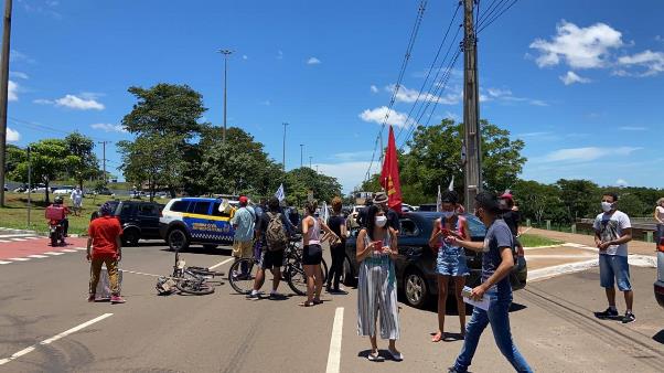 Guarda Municipal tenta impedir carreata pelo afastamento de Bolsonaro em Campo Grande