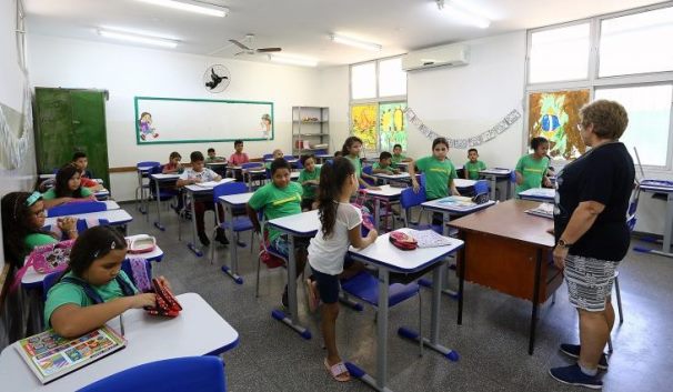 Comissão da Câmara aprova proposta que prevê limpeza de salas de aula por alunos