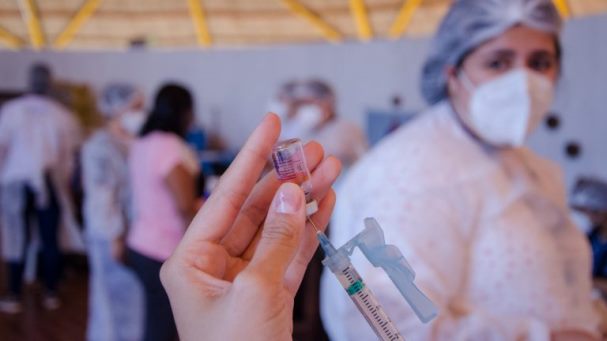 À espera de novas doses, Campo Grande mantém vacinação exclusiva para militares e trabalhadores da saúde