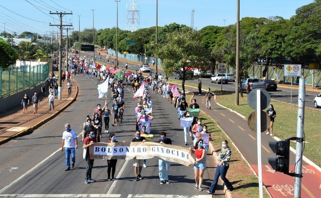 Ato em Campo Grande reúne centenas em defesa da Educação; passeata também teve “Fora Bolsonaro”
