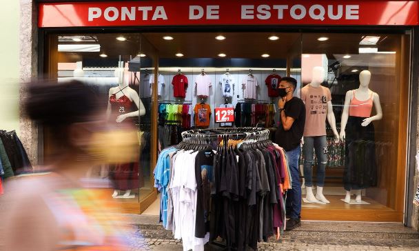 Confiança do consumidor brasileiro deixa de crescer diz pesquisa da Associação Comercial de São Paulo