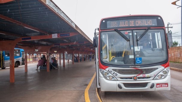 Falta de bebedouros nos terminais de ônibus de Campo Grande: “Nesse calor disponibilizar água é uma questão de saúde”, diz vereador