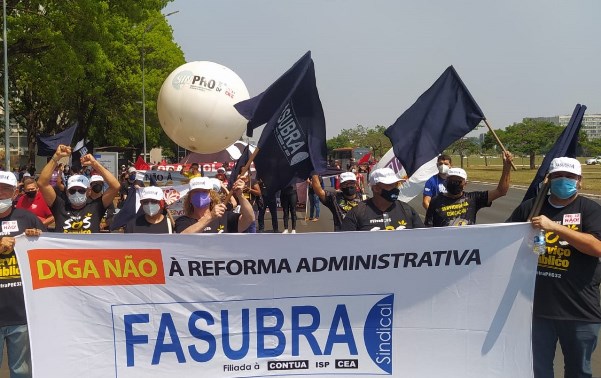 Servidores e estudantes em Brasília em defesa da Educação e contra a Reforma Administrativa que ataca o serviço público