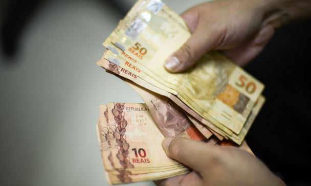 Salário mínimo de R$ 1.412 começa a ser pago nesta quinta-feira (1)