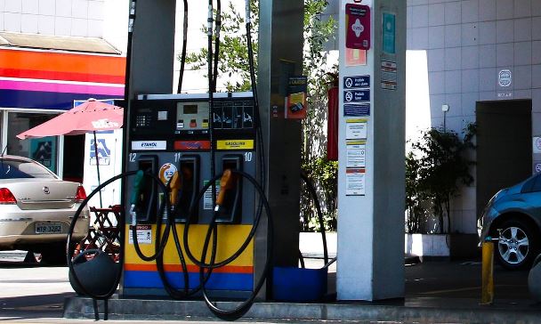 Preço médio do litro de gasolina é de R$ 7,26 no Brasil; em uma semana aumento foi de 8,68%