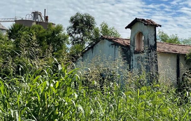 Igreja abandonada em área da Votorantim em Corumbá: deputado solicita à empresa limpeza e recuperação