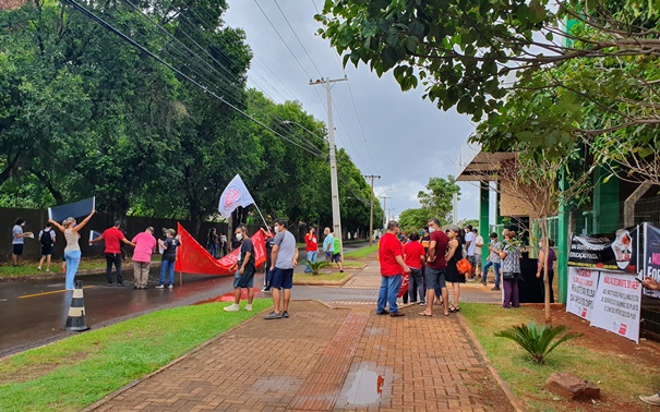 Servidores protestam em visita do ministro da Educação no Instituto Federal de Campo Grande