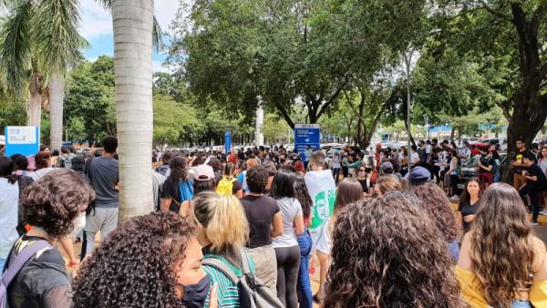 Após aumento da refeição no restaurante universitário de R$ 4,50 para R$ 15,00 estudantes protestam na UFMS