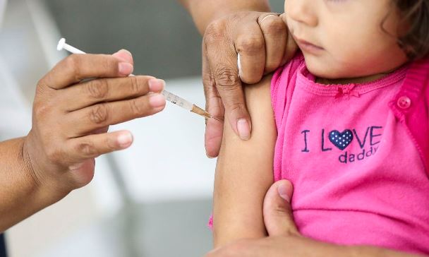 Vacinação contra sarampo está abaixo da meta e apenas metade das crianças foram imunizadas