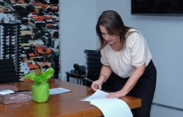 Adriane Lopes incha folha de pagamento da prefeitura de Campo Grande com contratações sem concurso: de 1.077 em 2021 pulou para 6.641 em julho de 2023