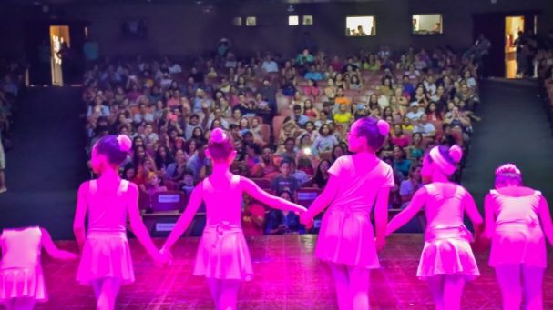 Festival de arte, cultura e dança da Reme reúne alunos no palco do Glauce Rocha em Campo Grande