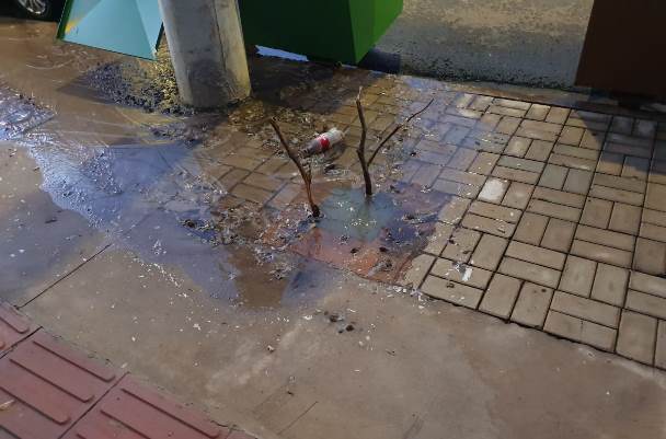 Campo Grande: vazamento de esgoto no centro deixa comerciantes indignados