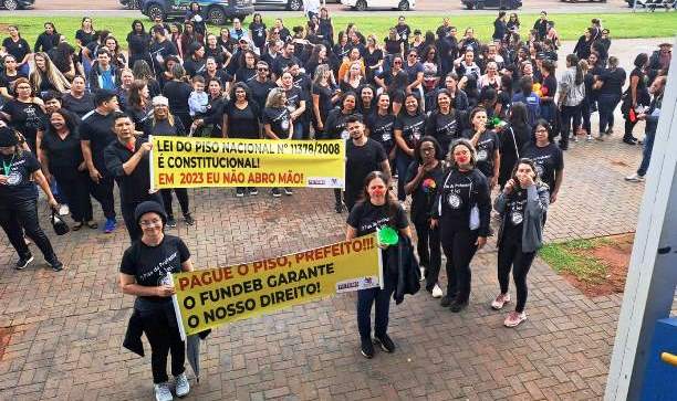 Chapadão do Sul: professores da rede municipal fazem paralisação e protesto pelo cumprimento do piso salarial; veja vídeos e fotos da mobilização