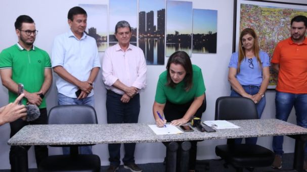 Prefeita Adriane Lopes amplia gastos com pessoal acima da Lei de Responsabilidade Fiscal consumindo 56,48% dos recursos da prefeitura de Campo Grande