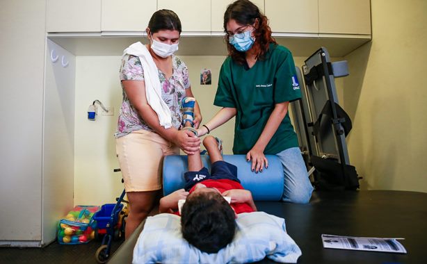 Crianças e adolescentes têm atendimento gratuito de fisioterapia respiratória na Clínica Escola Integrada da UFMS em Campo Grande