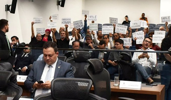 Aposentados de MS cobram resposta sobre revisão do desconto de 14%; manifestação aconteceu na Assembleia Legislativa
