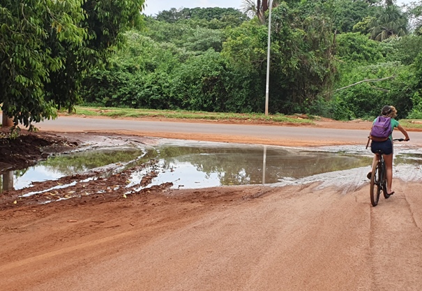 Campo Grande: poça com vazamento de esgoto é transtorno no Bosque das Araras