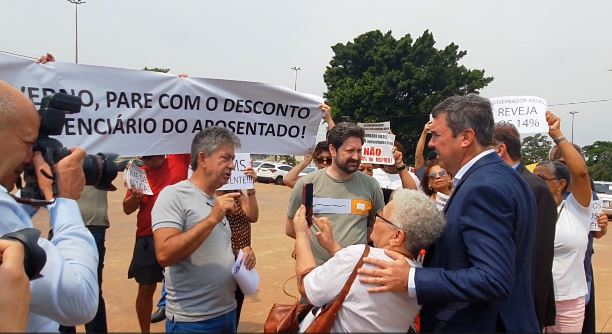 Em conversa com manifestantes, governador Eduardo Riedel assume compromisso de receber aposentados para discutir desconto de 14% nas aposentadorias e pensões