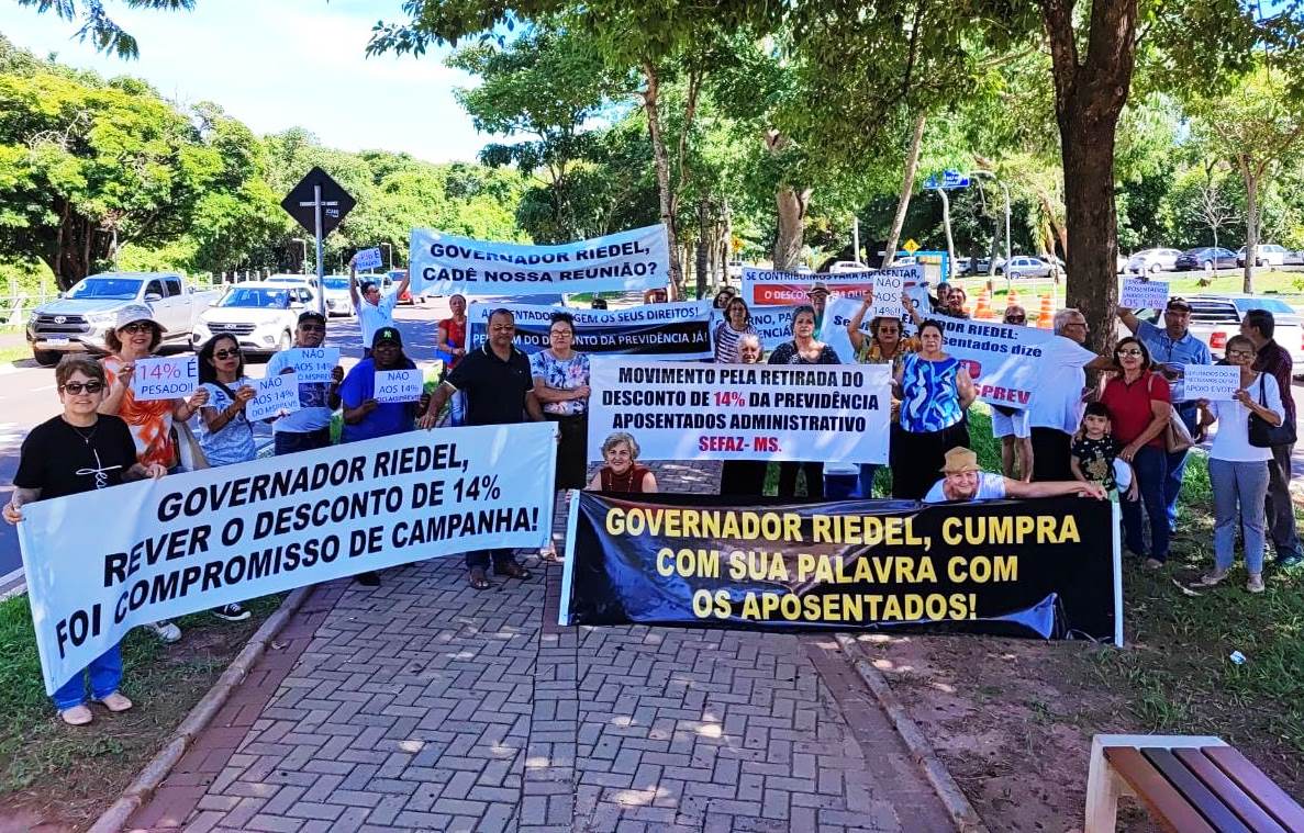Após promessa de Riedel e Eduardo Rocha de que seriam recebidos pelo governador, servidores aposentados fazem manifestação em frente à governadoria