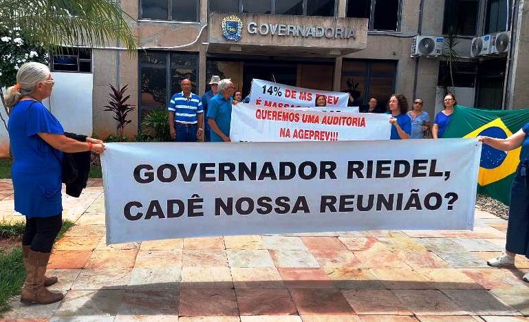 Frustrados, servidores aposentados fazem protesto em frente à governadoria; veja o texto da proposta de Riedel