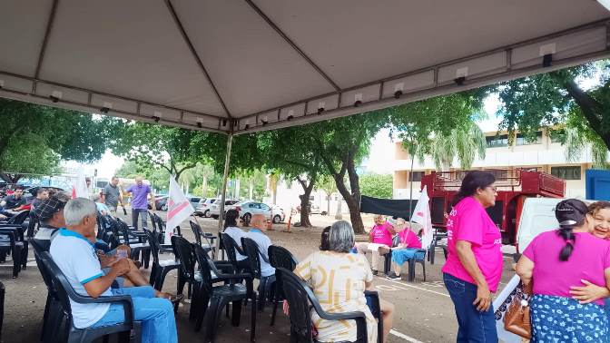 Em campanha salarial, servidores da UFMS aderem à paralisação nacional e fazem assembleia em frente à reitoria
