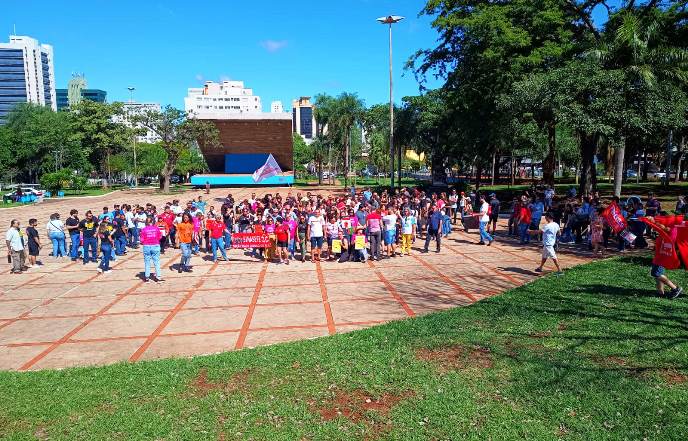 Em greve, servidores da UFMS e do Instituto Federal realizaram ato em Campo Grande na praça do Rádio