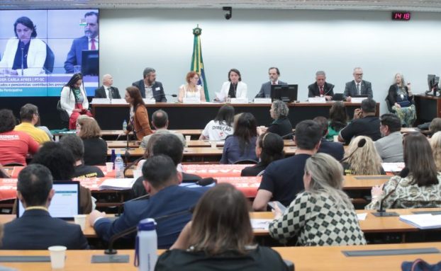 Desconto dos aposentados: sindicatos defendem aprovação de proposta que elimina contribuição previdenciária de inativos; assunto foi debatido na Câmara dos Deputados