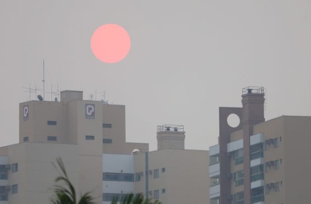 Fumaça, tempo seco e altas temperaturas apresentam risco à saúde e exigem cuidados especiais