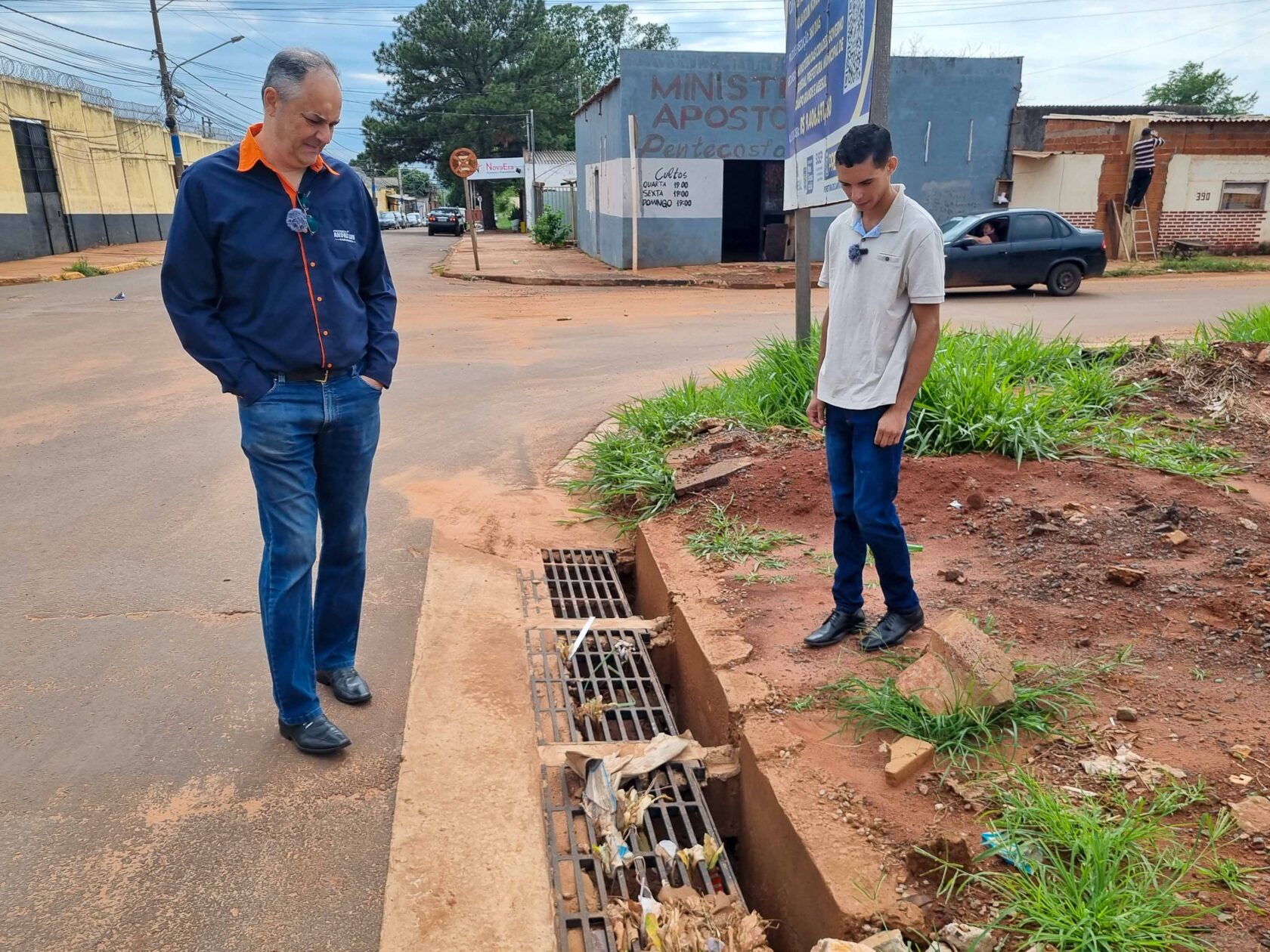 Campo Grande: vereador fiscaliza obras de pavimentação no Jardim Noroeste e constata má qualidade do serviço