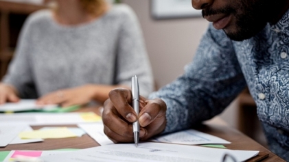 Matrícula escolar: atenção para contratos abusivos, reajustes acima do permitido e lista de materiais