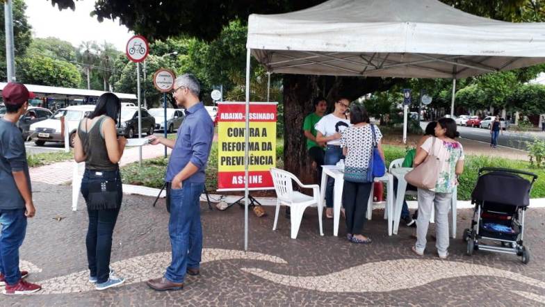 Movimento contra Reforma da Previdência instala tenda em Campo Grande para esclarecimento e coleta de assinaturas em abaixo-assinado