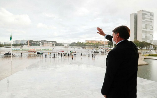 Golpismo de Bolsonaro é ‘blefe’ de um presidente acuado, diz analista