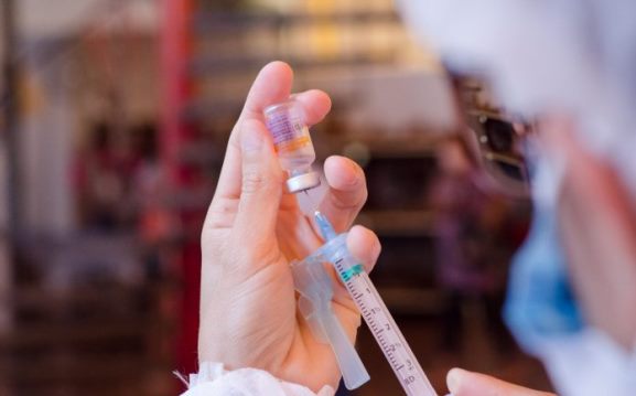 Prefeitura de Campo Grande abre vacinação contra covid para pessoas com 59 anos nascidas de janeiro a julho, neste sábado