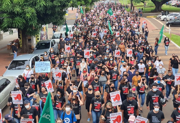 Professores fazem manifestação em Campo Grande e cobram prefeitura a cumprir Lei do Piso e aplicar correção de 33,24%