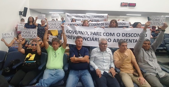 Aposentados do Judiciário estadual protestam na Assembleia Legislativa contra desconto de 14% por conta da “reforma” da Previdência